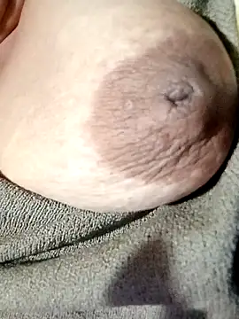 Snapshot of Hotmommax chatting on October 26, 2025, 6:25 pm Hotmommax online show from October 26, 2025, 6:25 pm