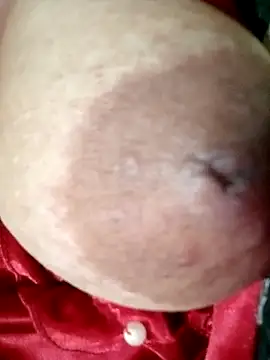 Snapshot of Hotmommax chatting on October 29, 2025, 5:47 pm Hotmommax online show from October 29, 2025, 5:47 pm