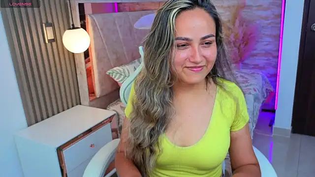 Snapshot of lila_cute1 chatting on November 6, 2025, 7:59 pm lila cute1 online show from November 6, 2025, 7:59 pm