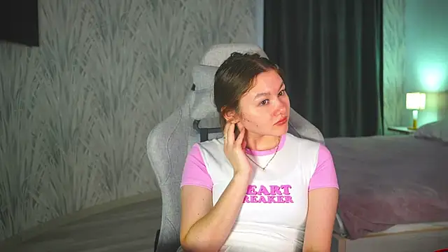 Snapshot of LewisThrone chatting on September 28, 2025, 4:29 am LewisThrone online show from September 28, 2025, 4:29 am