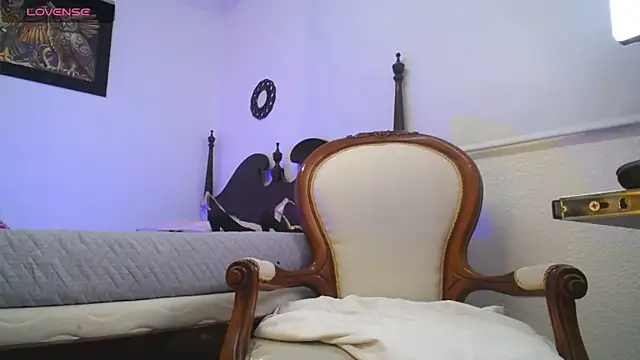 chloe  Jones  online show from November 26, 2025, 1:01 pm