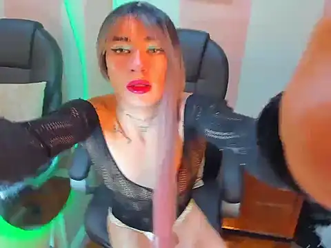 Snapshot of Mila_Leon chatting on November 13, 2025, 3:49 am Mila Leon online show from November 13, 2025, 3:49 am