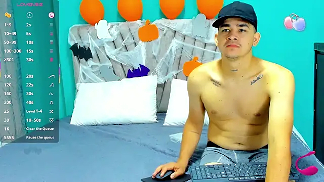 Snapshot of Laura_King chatting on October 27, 2025, 7:07 pm Laura King online show from October 27, 2025, 7:07 pm