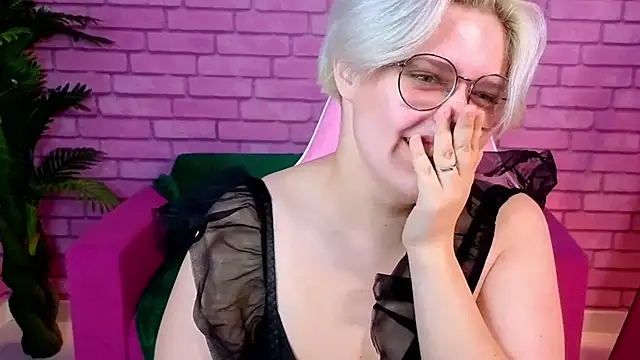 Snapshot of DominiqueSweetie chatting on October 16, 2025, 9:21 am DominiqueSweetie online show from October 16, 2025, 9:21 am