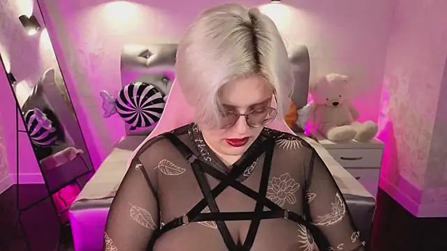 Snapshot of DominiqueSweetie chatting on October 31, 2025, 9:21 am DominiqueSweetie online show from October 31, 2025, 9:21 am