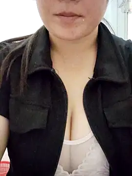 linhmiucute online show from October 13, 2025, 5:18 am