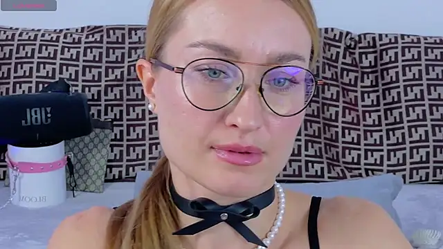 MysticRoxanne online show from November 23, 2025, 3:01 pm