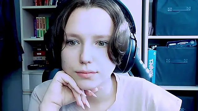 Snapshot of Diana-back chatting on October 8, 2025, 6:22 am Diana-back online show from October 8, 2025, 6:22 am