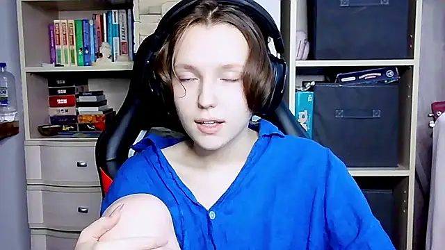 Snapshot of Diana-back chatting on October 12, 2025, 7:40 am Diana-back online show from October 12, 2025, 7:40 am