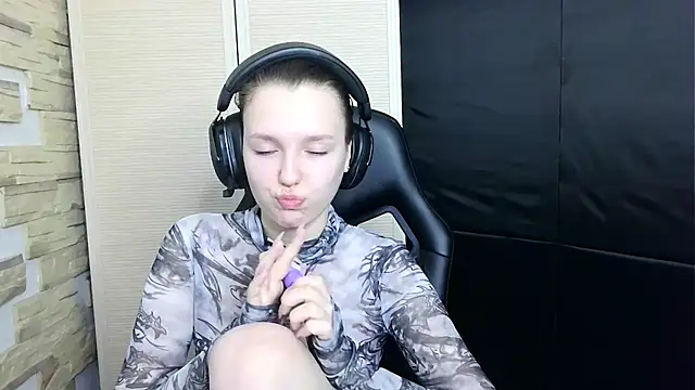 Snapshot of Diana-back chatting on November 12, 2025, 11:54 am Diana-back online show from November 12, 2025, 11:54 am