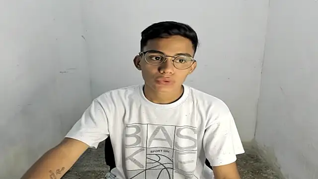 Snapshot of Deivi_colins_23 chatting on October 6, 2025, 10:18 pm Deivi colins 23 online show from October 6, 2025, 10:18 pm