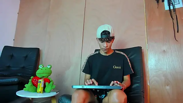 Snapshot of milo_crave chatting on October 6, 2025, 8:39 pm milo crave online show from October 6, 2025, 8:39 pm