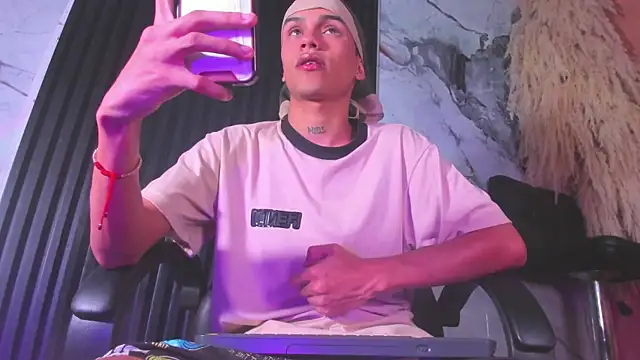 Snapshot of milo_crave chatting on October 27, 2025, 7:18 pm milo crave online show from October 27, 2025, 7:18 pm