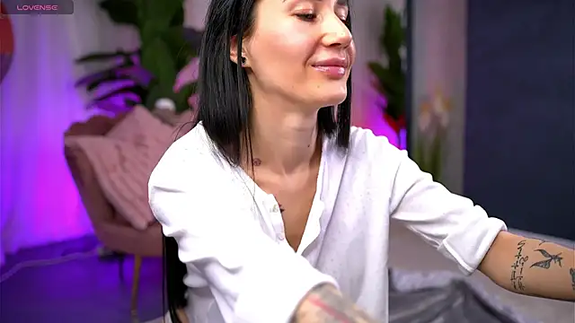 SerenaVelour online show from October 21, 2025, 10:27 am