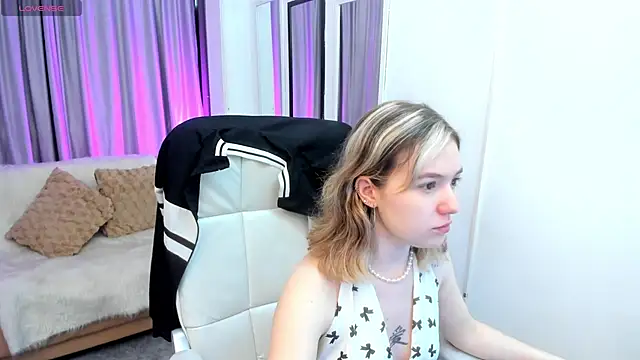 Snapshot of Lucia_Copper chatting on October 30, 2025, 11:55 am Lucia Copper online show from October 30, 2025, 11:55 am