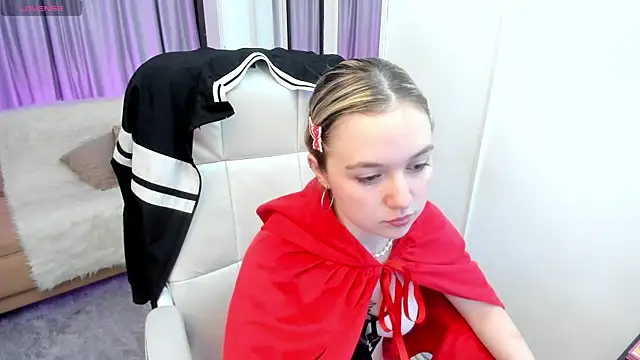 Snapshot of Lucia_Copper chatting on October 31, 2025, 12:06 pm Lucia Copper online show from October 31, 2025, 12:06 pm