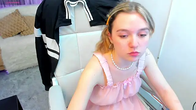 Snapshot of Lucia_Copper chatting on November 1, 2025, 3:47 pm Lucia Copper online show from November 1, 2025, 3:47 pm