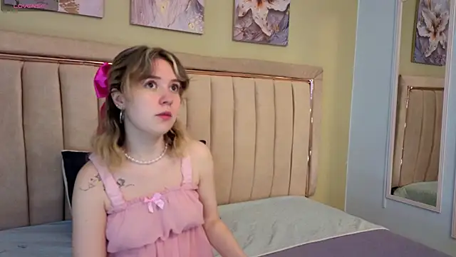 Snapshot of Lucia_Copper chatting on November 9, 2025, 12:03 pm Lucia Copper online show from November 9, 2025, 12:03 pm