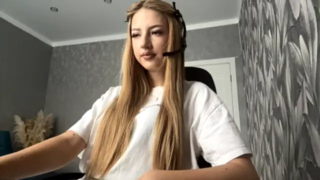 HollyCroker online show from October 9, 2025, 7:17 am