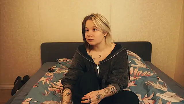 Snapshot of EviaVanveen chatting on October 17, 2025, 7:44 am EviaVanveen online show from October 17, 2025, 7:44 am