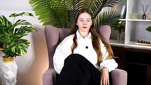 Snapshot of SheenaLoesche chatting on October 6, 2025, 12:24 pm SheenaLoesche online show from October 6, 2025, 12:24 pm