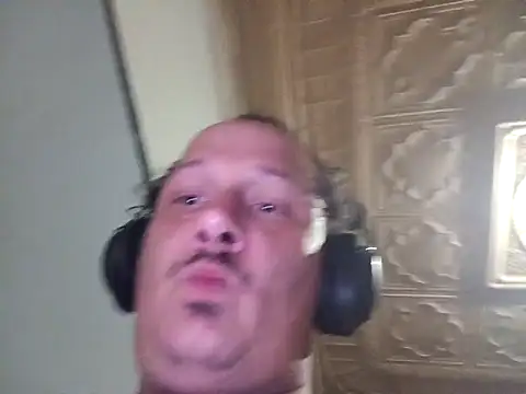 Snapshot of macKnd chatting on October 6, 2025, 6:49 pm macKnd online show from October 6, 2025, 6:49 pm