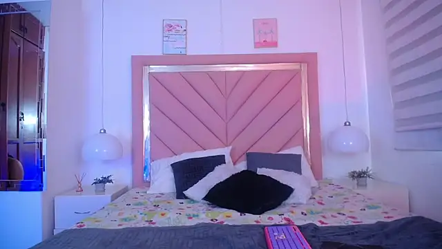 Snapshot of Amara_Martell chatting on October 14, 2025, 12:50 pm Amara Martell online show from October 14, 2025, 12:50 pm