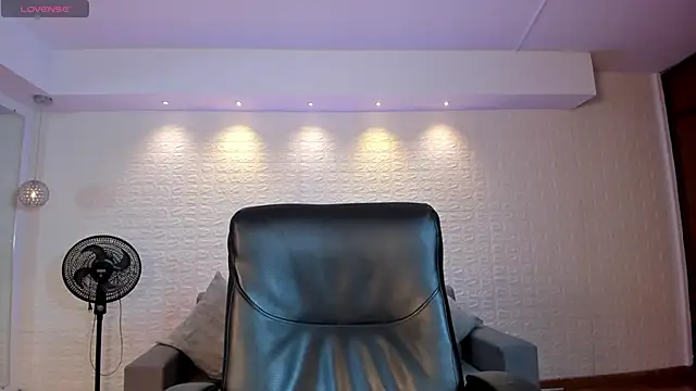 VenusCooper online show from November 23, 2025, 12:38 pm