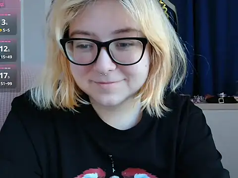 Snapshot of LolaWEI chatting on October 12, 2025, 7:18 am LolaWEI online show from October 12, 2025, 7:18 am