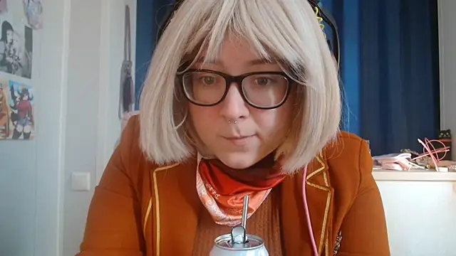 Snapshot of LolaWEI chatting on October 31, 2025, 7:20 am LolaWEI online show from October 31, 2025, 7:20 am