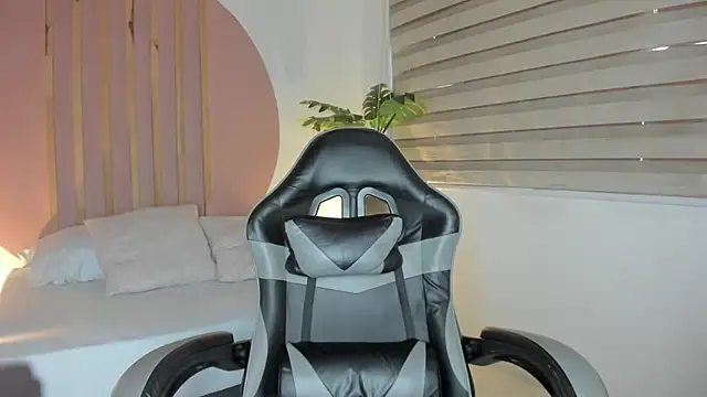 mia curry online show from October 13, 2025, 7:03 pm