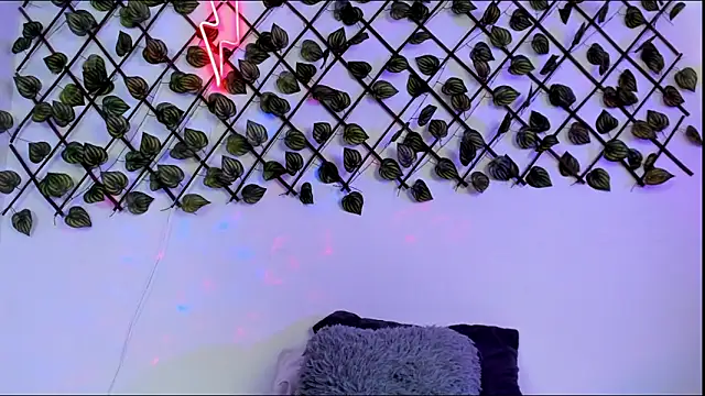 Shinny Crystal online show from October 28, 2025, 1:25 pm