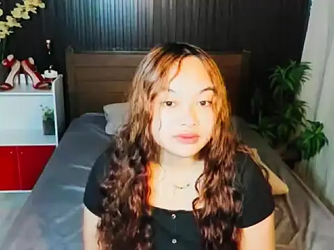 Snapshot of UrFavouriteCravings chatting on October 16, 2025, 12:33 am UrFavouriteCravings online show from October 16, 2025, 12:33 am