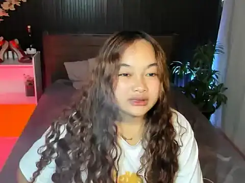 Snapshot of UrFavouriteCravings chatting on October 19, 2025, 12:55 am UrFavouriteCravings online show from October 19, 2025, 12:55 am