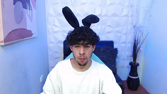 Liil boy online show from November 22, 2025, 3:27 am