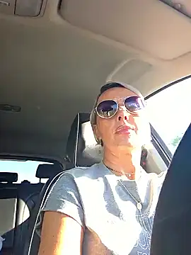 KirraWhite online show from October 20, 2025, 12:27 pm