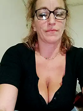 Snapshot of Fifi83Bell chatting on November 3, 2025, 9:38 pm Fifi83Bell online show from November 3, 2025, 9:38 pm