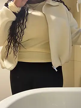 nanaisbackk online show from December 17, 2025, 11:27 am