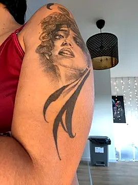 Snapshot of LaPetiteKim chatting on October 24, 2025, 12:01 pm LaPetiteKim online show from October 24, 2025, 12:01 pm