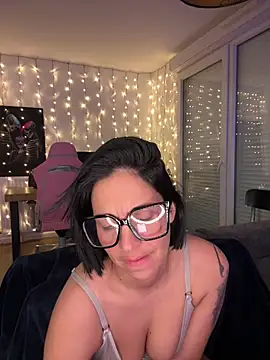 LaPetiteKim online show from February 15, 2026, 8:05 pm