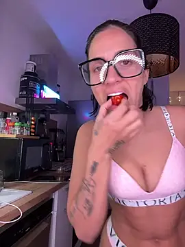 LaPetiteKim online show from April 15, 2026, 7:10 pm