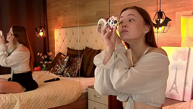 Snapshot of EmmaCamm chatting on October 28, 2025, 7:01 am EmmaCamm online show from October 28, 2025, 7:01 am