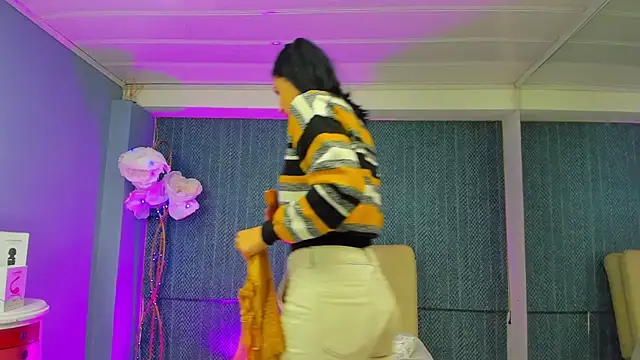 LeaMoreau22 online show from December 21, 2025, 1:07 pm