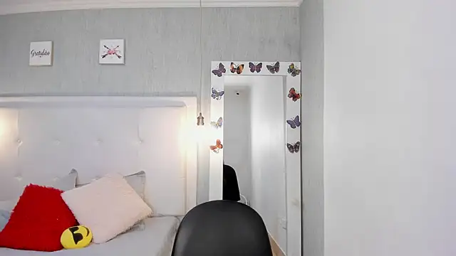 Snapshot of is_a_bell chatting on November 10, 2025, 1:43 pm is a bell online show from November 10, 2025, 1:43 pm