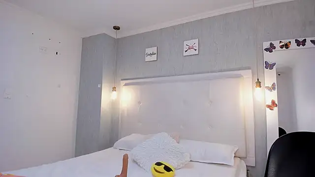 Snapshot of is_a_bell chatting on November 13, 2025, 1:10 pm is a bell online show from November 13, 2025, 1:10 pm