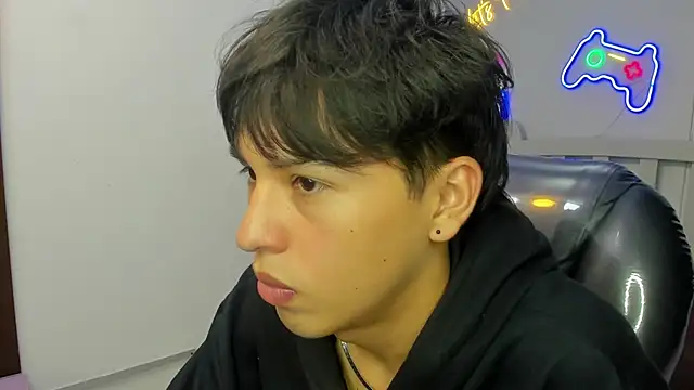 Snapshot of StiwenTwink chatting on October 3, 2025, 1:08 pm StiwenTwink online show from October 3, 2025, 1:08 pm