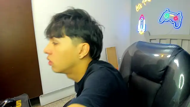 Snapshot of StiwenTwink chatting on October 14, 2025, 1:23 pm StiwenTwink online show from October 14, 2025, 1:23 pm