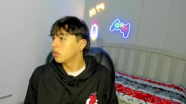 Snapshot of StiwenTwink chatting on October 29, 2025, 1:35 pm StiwenTwink online show from October 29, 2025, 1:35 pm