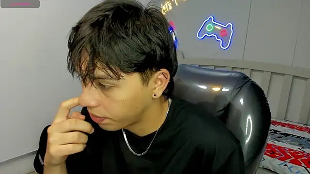 Snapshot of StiwenTwink chatting on October 30, 2025, 4:08 pm StiwenTwink online show from October 30, 2025, 4:08 pm