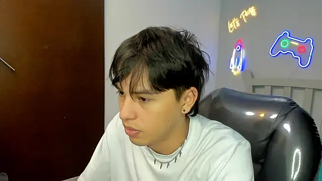 Snapshot of StiwenTwink chatting on November 4, 2025, 12:37 pm StiwenTwink online show from November 4, 2025, 12:37 pm